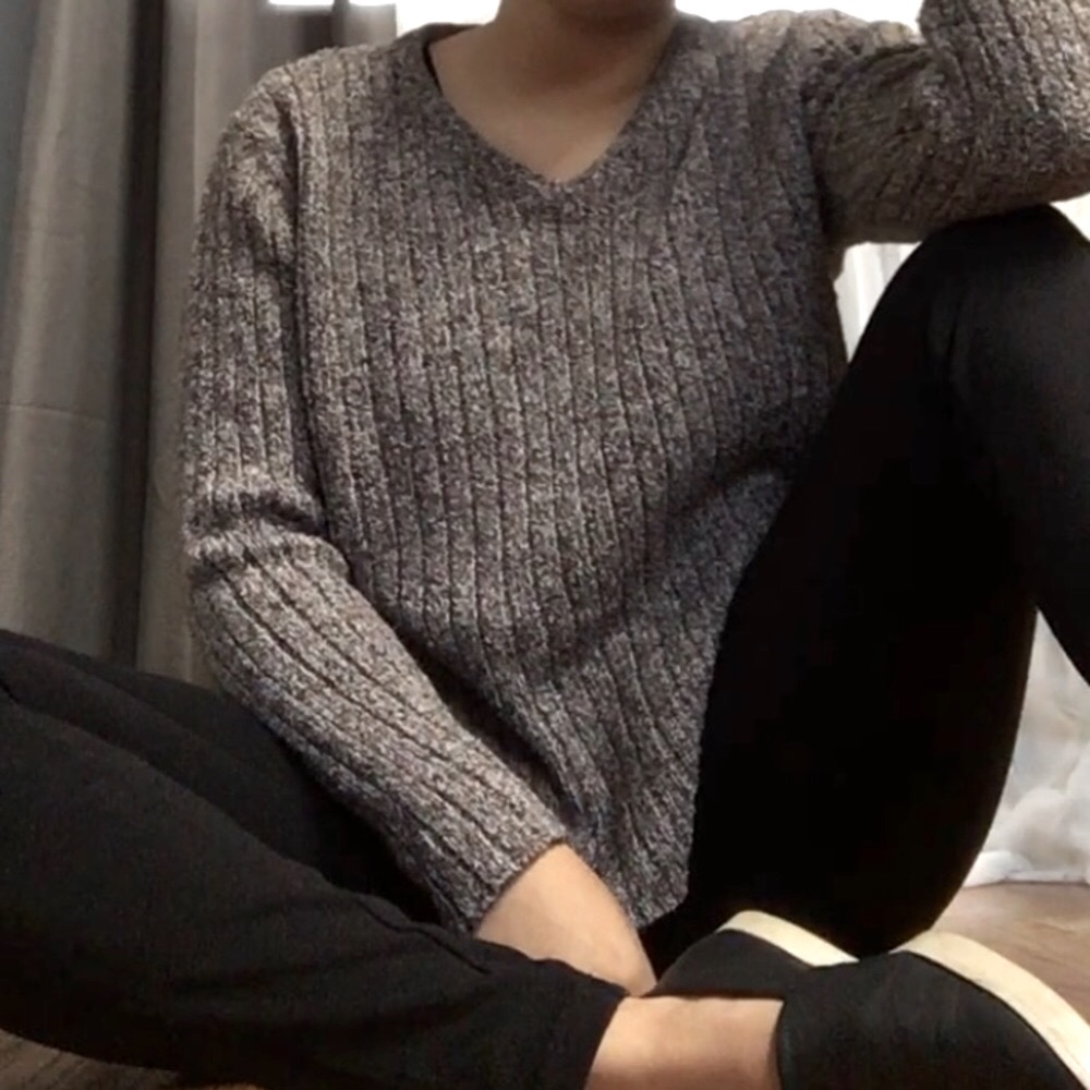 3/$25 ✨ VINTAGE • Classic V-neck Knit Sweater Sz M